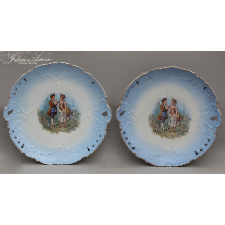 FRANCJA XIX/XX w-KOMPLET DWÓCH TALERZY OZDOBNYCH WYKONANY Z PORCELANY FAKTUROWEJ OZDOBIONY ROMANTYCZNYMI SCENAMI RODZAJOWYMI- WYKWINTNY !