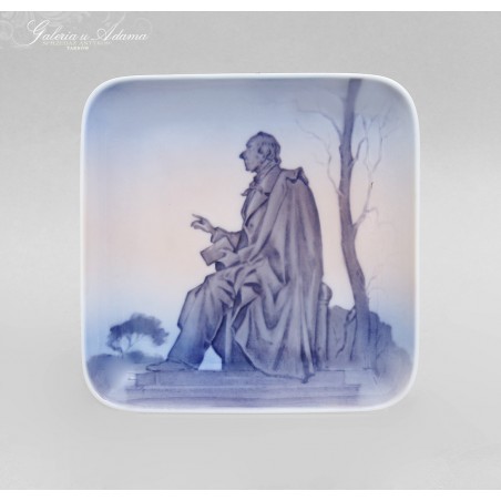 Bing & Grandahl- Talerzyk porcelanowy do powieszenia, przedstawiający Hansa Christina Andersena pod drzewem.