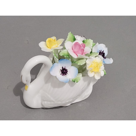 PORCELANA “ROYAL DOULTON”-FIGURKA “ŁABĘDŹ Z BUKIETEM KWIATÓW ”.