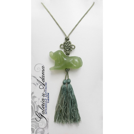 Wisiorek rzeźbiony z Jadeitu ”piesek” na jedwabnym naszyjniku z frędzlami-Ciekawy talizman szczęścia !