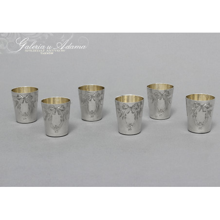 Komplet kieliszków (6 szt)  ze srebra próby-950 wewnątrz złocony, zdobiony eleganckimi grawerami.