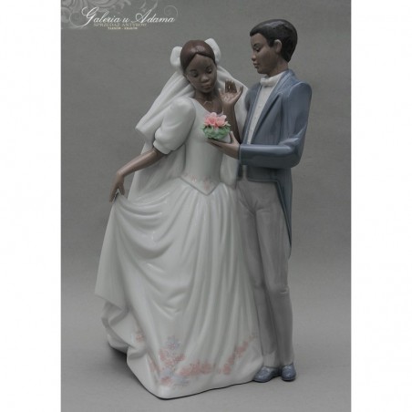 „ LLADRO ” -PORCELANOWA FIGURKA PRZEDSTAWIAJĄCĄ „MŁODĄ PARĘ”.
